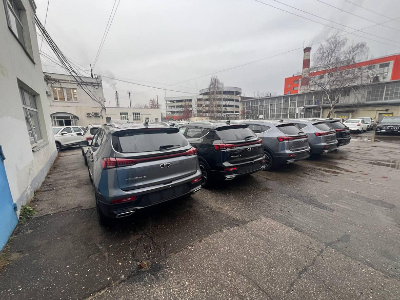 Большая партия &laquo;Москвичей 5&raquo; прибыла к дилеру, опубликованы живые фото, названы реальные цены. Завод утверждает, что это машины с пробегом